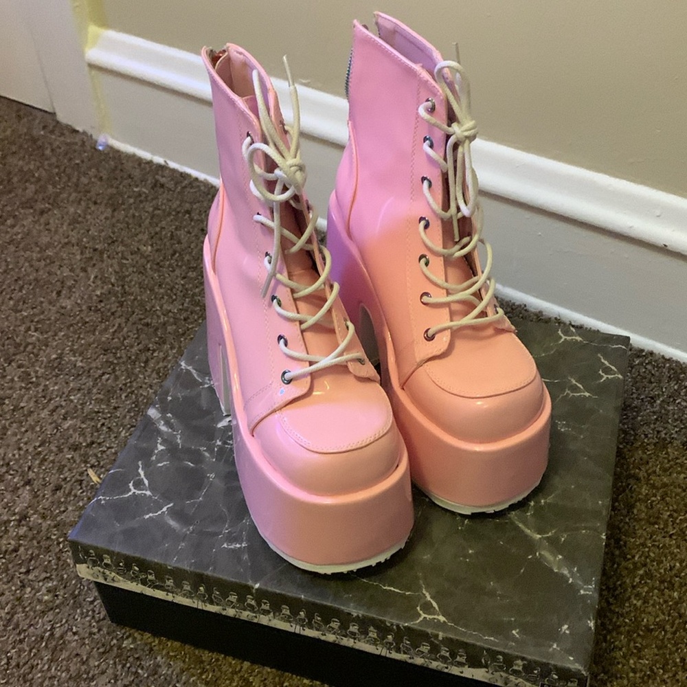 PINK HOLOGRAM PLATFROMS